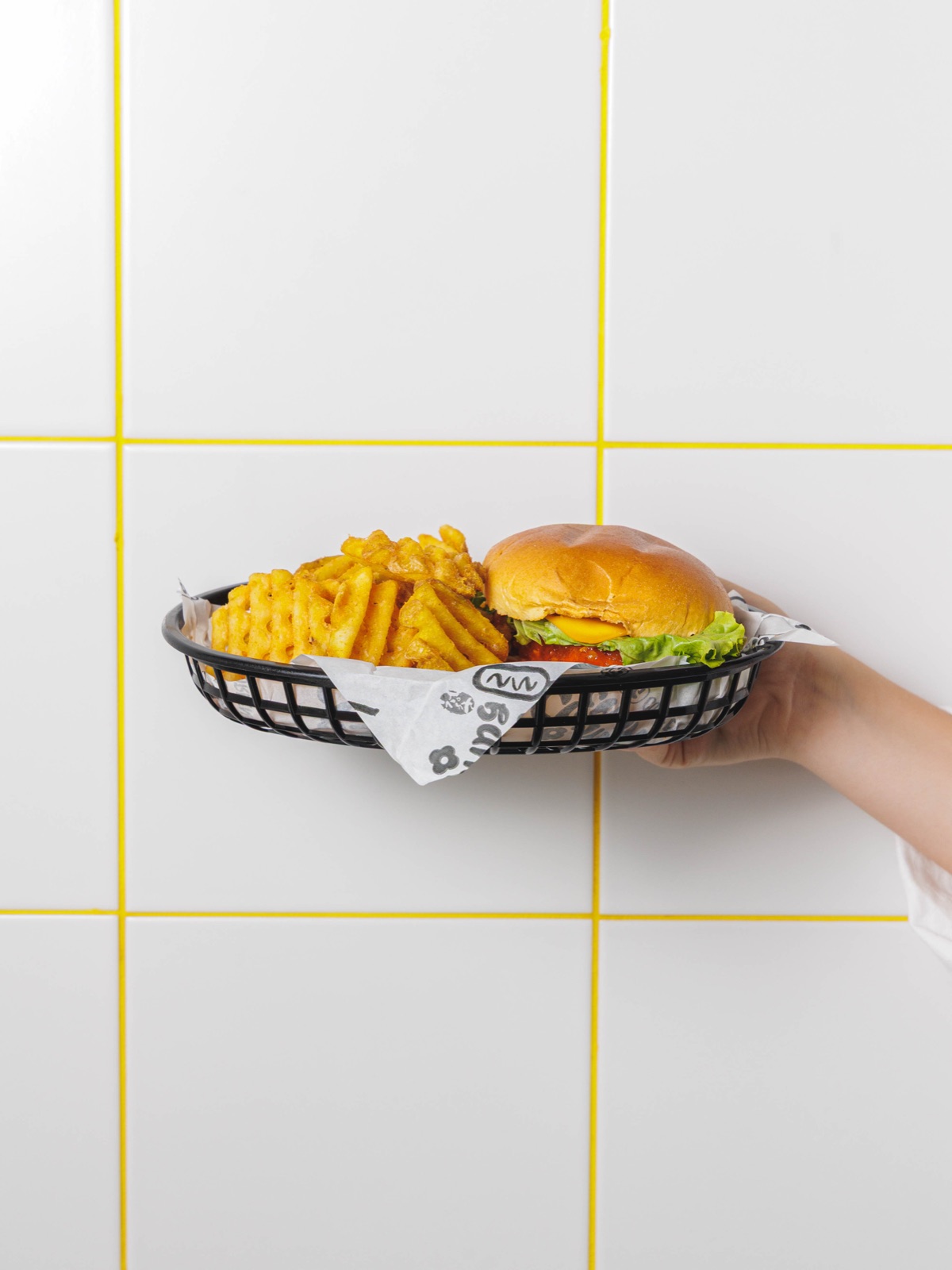 Baby Monster Burger et waffle fries dorées dans leur panier Chungchun