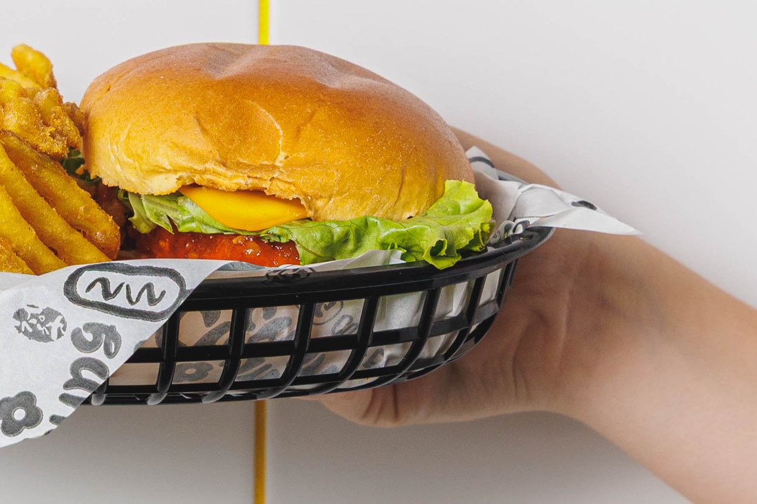 Baby Monster Burger — poulet frit croustillant, cheddar et salade dans sa barquette Chungchun