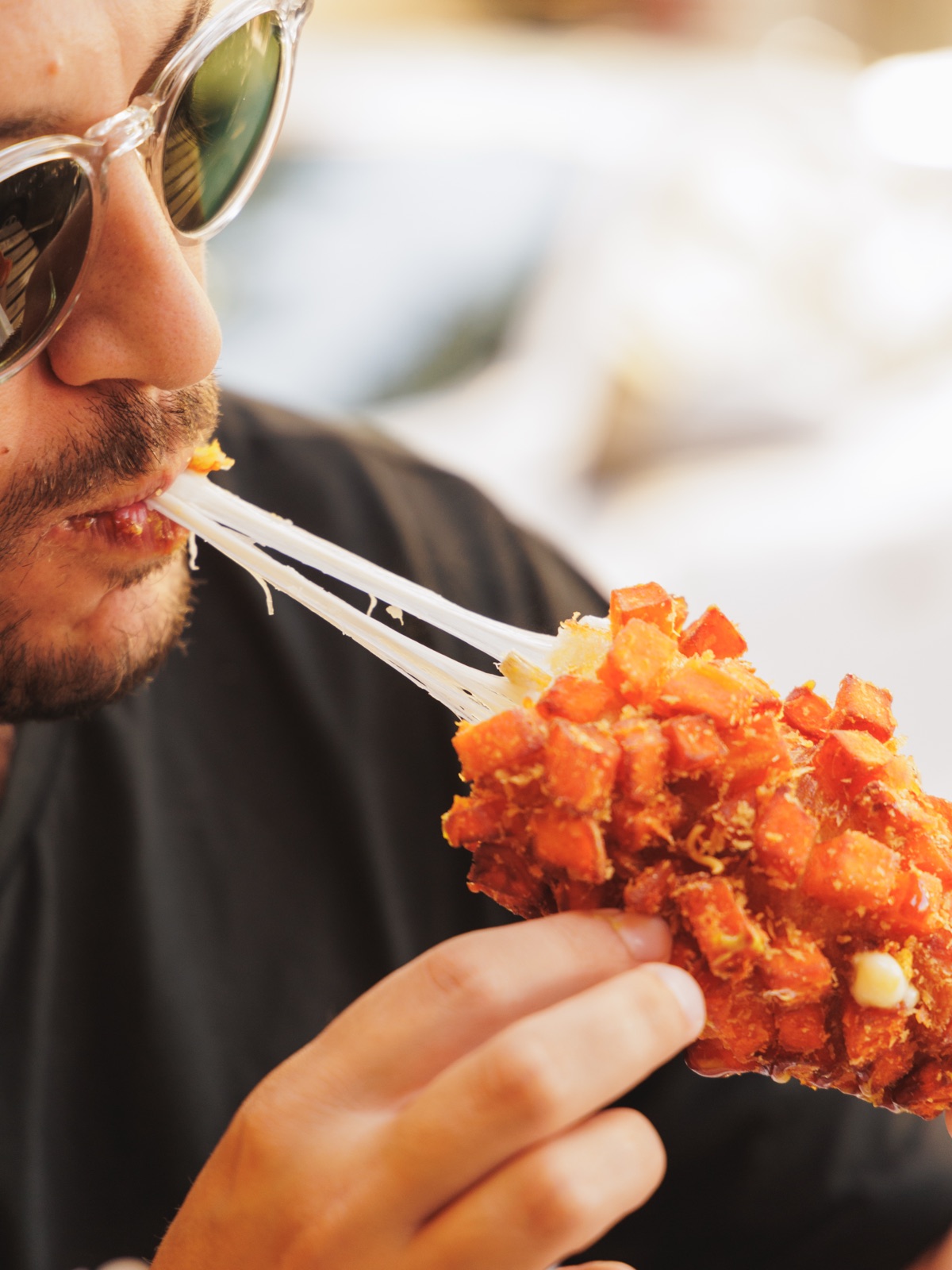 Cheese-pull en terrasse ensoleillée : le fromage fondu qui file d'un Rice Dog Chungchun croustillant
