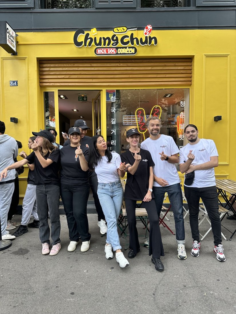 L'équipe Chungchun France réunie devant le restaurant, geste du cœur coréen